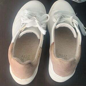Naturalizar  White and Tan Sneakers